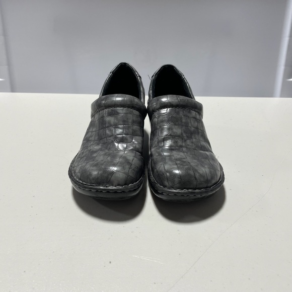BOC Born Peggy Gray Croc Skin Embossed Slip On Wedge Clog Women Size 7.5 - Picture 2 of 7